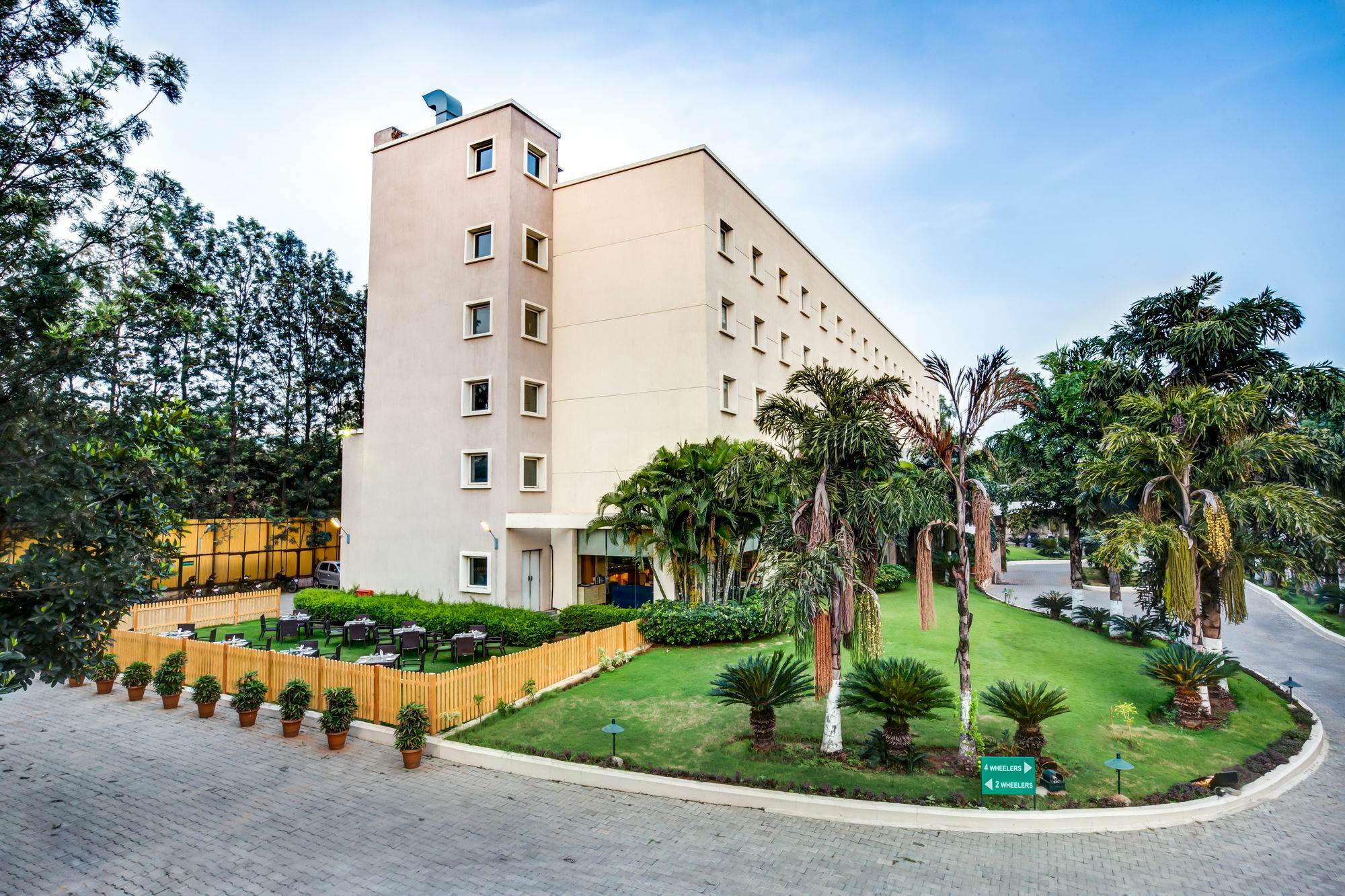 Radha Hometel Bangalore Bagian luar foto